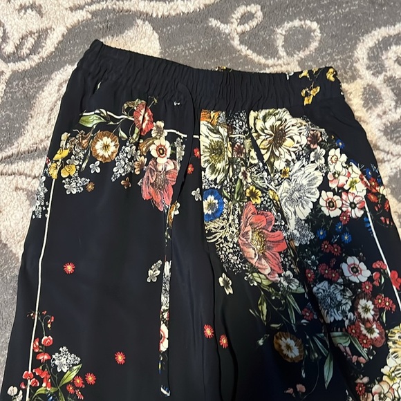 Philosophy black floral elastics waist draw string Pilazzo pants. Has pockets. - Picture 2 of 3